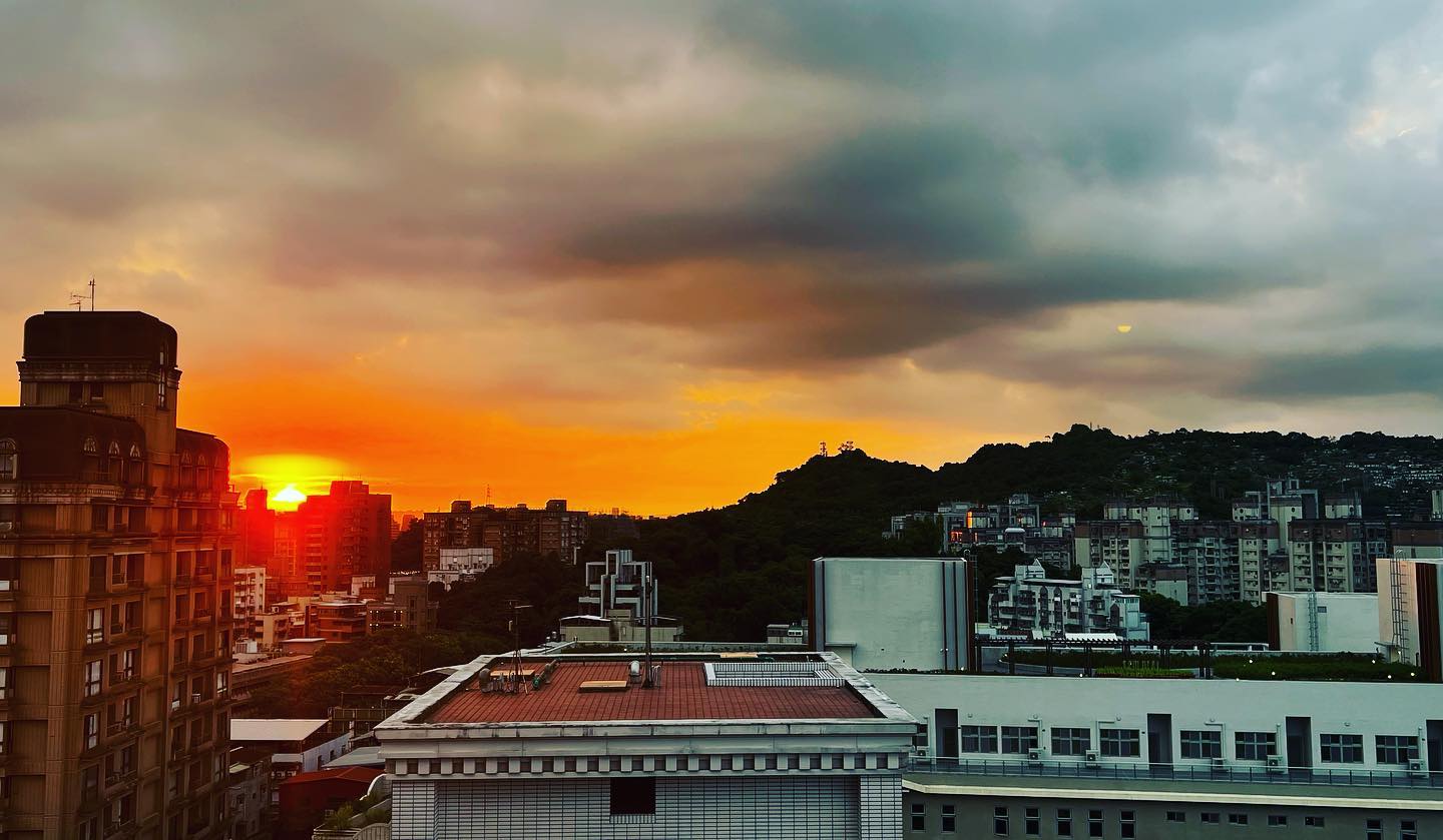 暮色裡的城市天際線